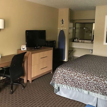 Days Inn By Wyndham Lexington-Columbia Екстериор снимка