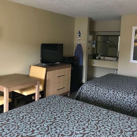 Days Inn By Wyndham Lexington-Columbia Екстериор снимка