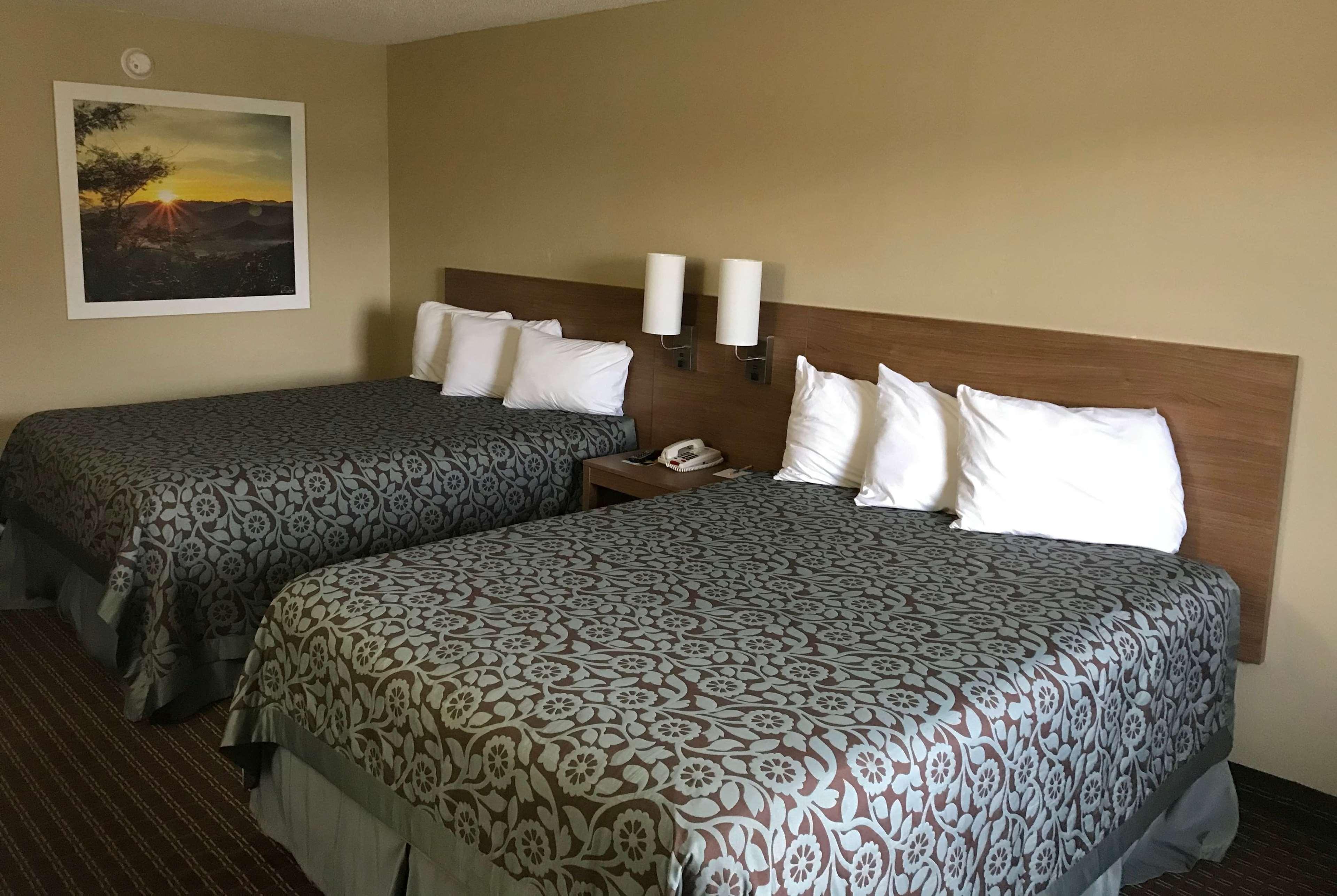 Days Inn By Wyndham Lexington-Columbia Екстериор снимка