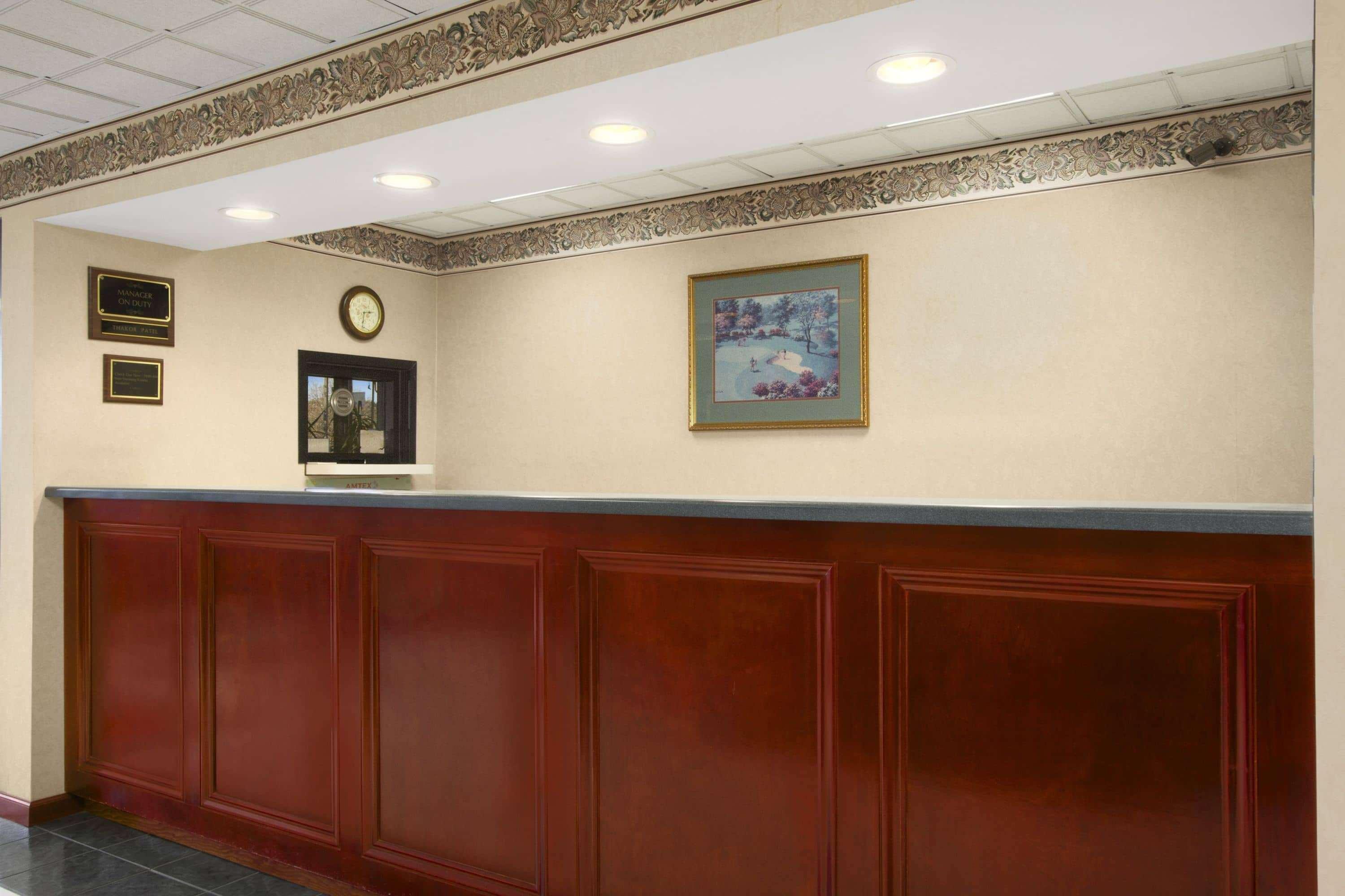 Days Inn By Wyndham Lexington-Columbia Екстериор снимка