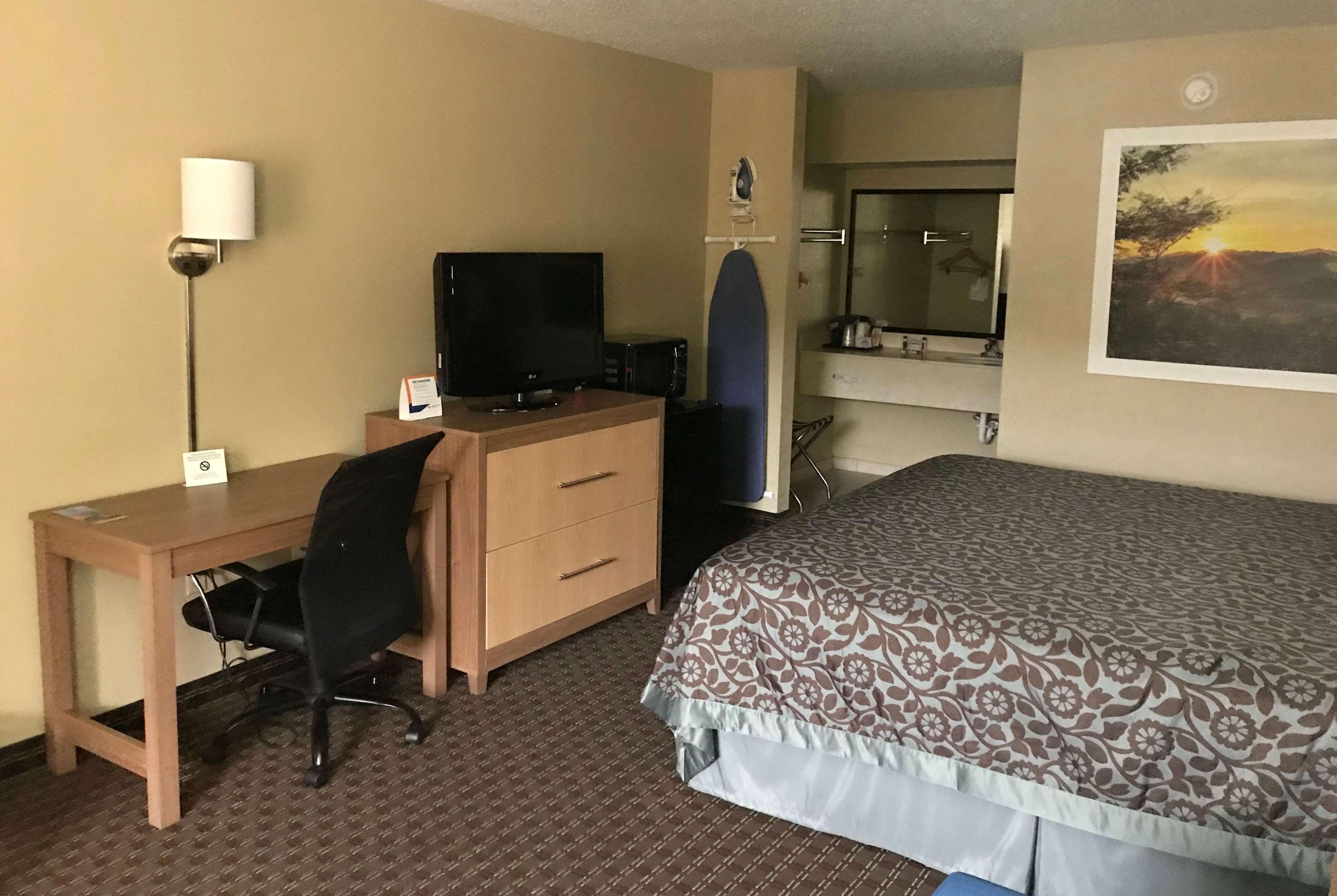 Days Inn By Wyndham Lexington-Columbia Екстериор снимка
