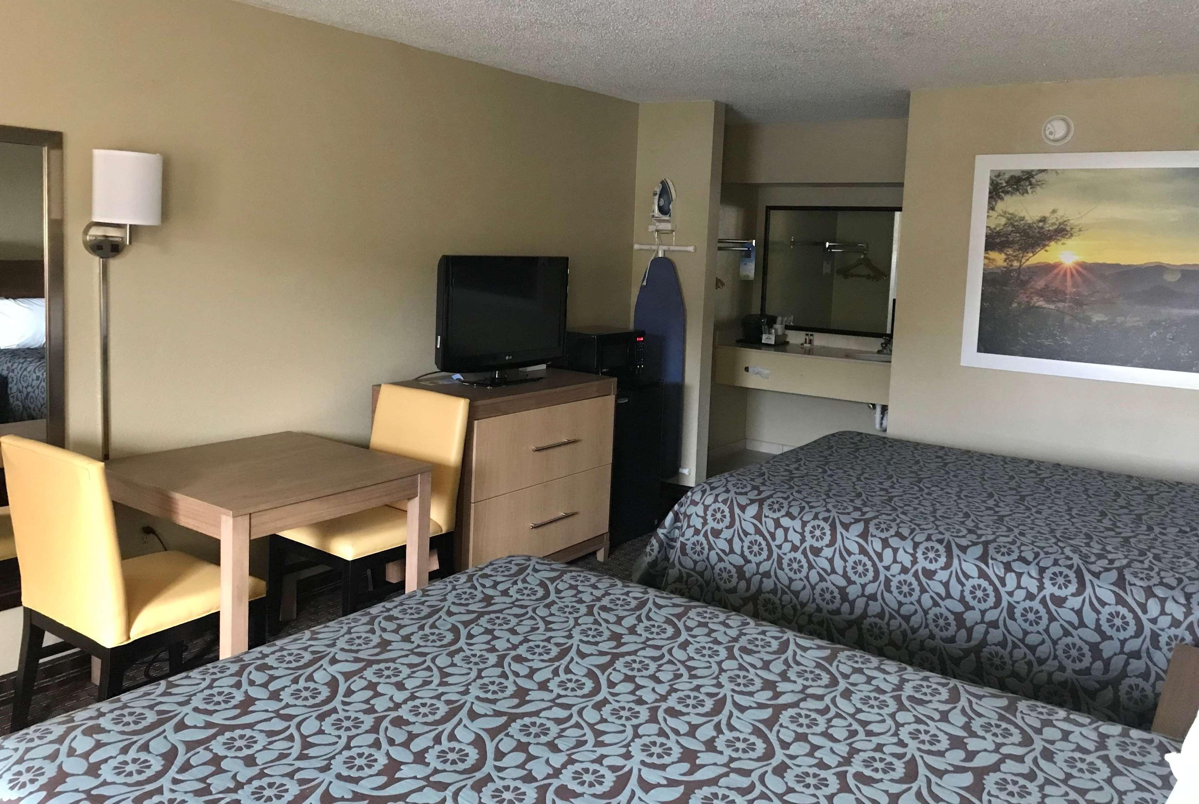 Days Inn By Wyndham Lexington-Columbia Екстериор снимка