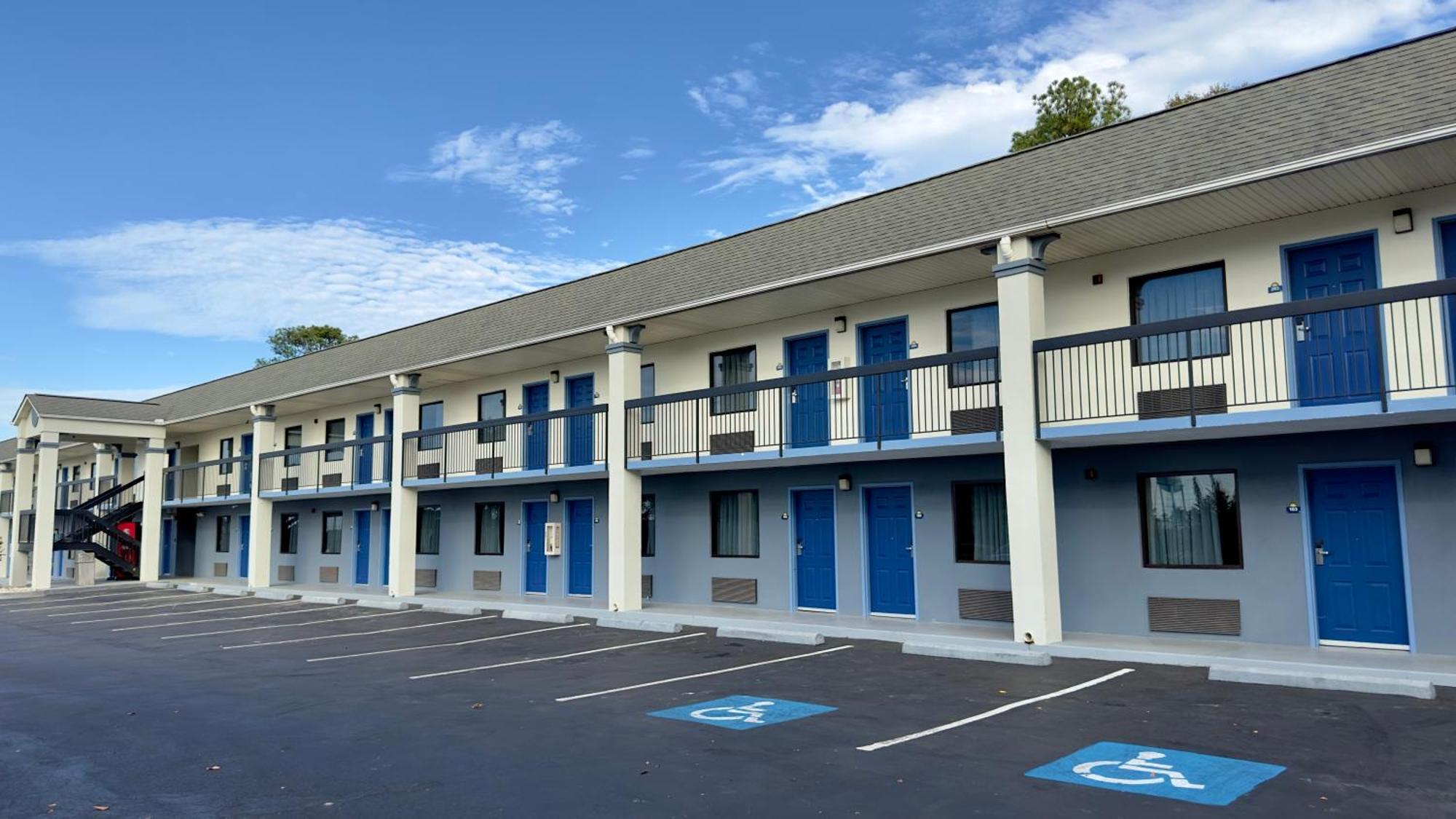 Days Inn By Wyndham Lexington-Columbia Екстериор снимка