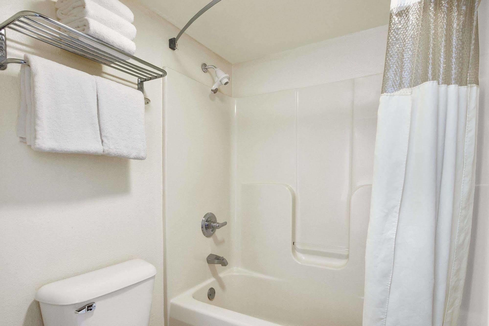 Days Inn By Wyndham Lexington-Columbia Екстериор снимка